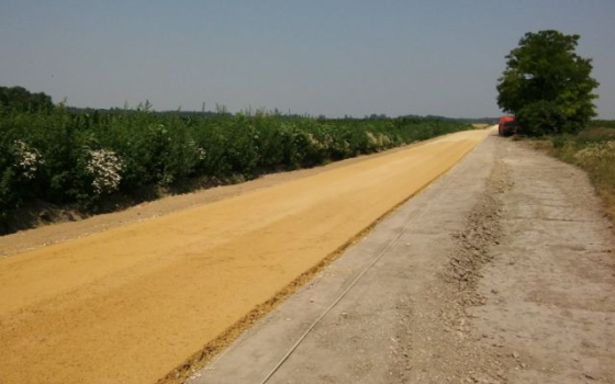 Töltő murvából mezőgazdasági út készítése.