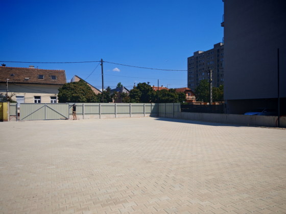 Ipari területen parkoló készítése H alakú térkőből 