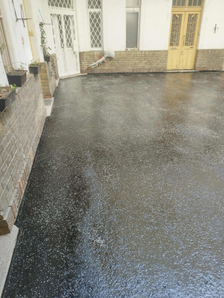 Öntött aszfaltburkolat társasháznál.