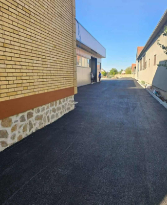 Lakóépület melletti gépkocsi-beálló kivitelezése