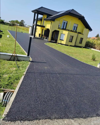 Kisebb parkolóterület burkolása családi háznál
