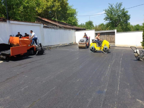 Nagy felületű udvar aszfaltozása gépi tömörítéssel