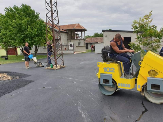 Aszfalt tömörítése úthengerrel