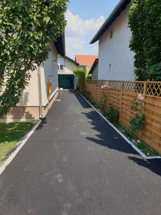 Kerti közlekedősáv rendezett burkolattal