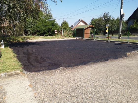 Bitumen emulzióval kezelt mart aszfaltburkolat.
