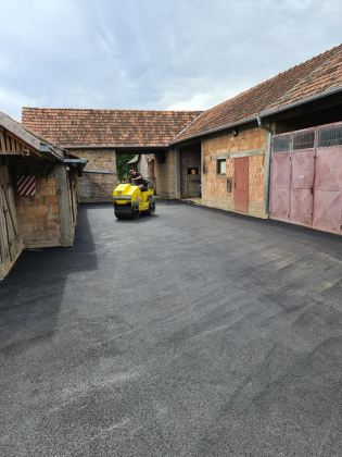 Udvar aszfaltozása úthengeres tömörítéssel