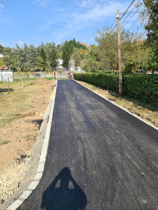 Gépkocsi parkoló kialakítása lakóingatlan előtt