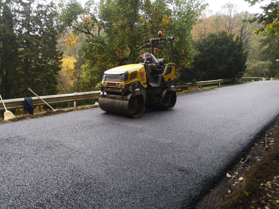 Lakóövezeti bekötőút új burkolattal