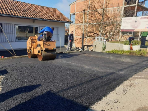 Műszaki cikk bolt előtte autó parkoló tömörítése AC/11-es aszfaltból.