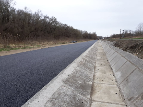 Kerékpár út készítése megfelelő víz elvezetéssel.