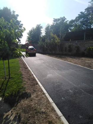 Süllyeszett szegélykővel határolt út családiháznál.