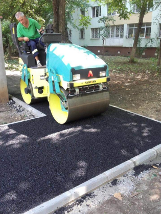 Járda tömörítése kertiszegélykővel határolva.