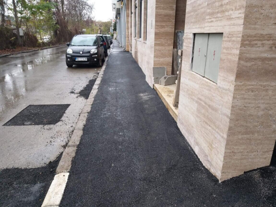 Járda felújítása bontás és aszfaltozás.