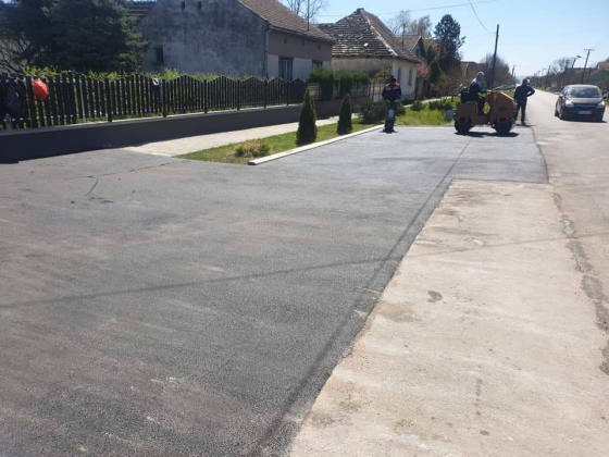 Utcafronti aszfaltozás családi ház előtt