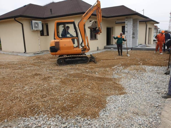 Minikotró elengedhetetlen  egy ilyen mennyiségű anyag bedolgozásánál.