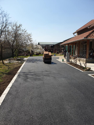 Hosszú kocsibeálló aszfaltozása családi háznál