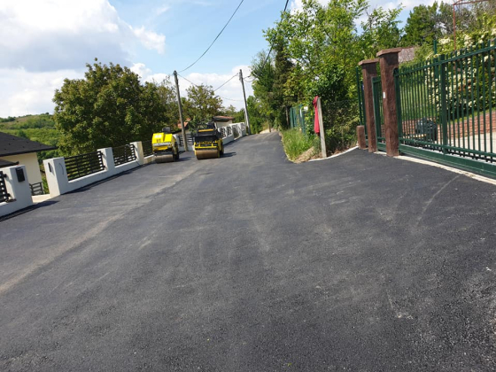 Magánút aszfaltozása kerítés mentén