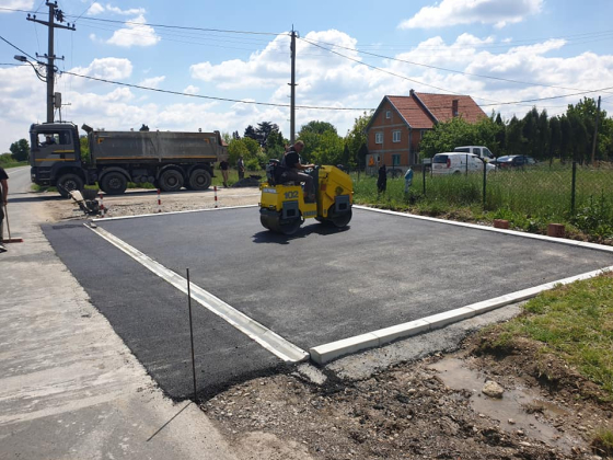 Kerti közlekedőút tartós burkolati réteggel