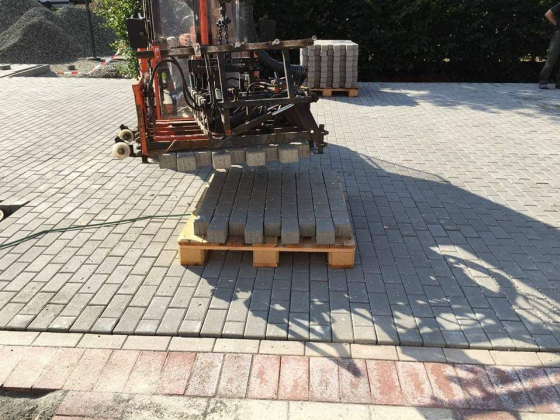 Gépi térkő rakása a nagyobb ipari területeken