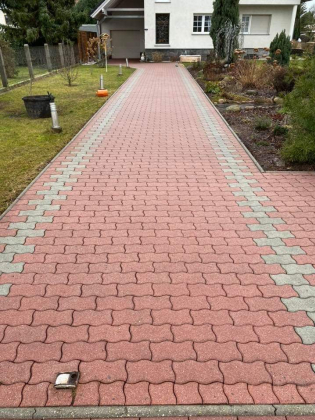 Modern térköves út kertben