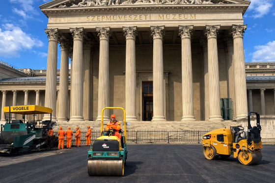 Múzeum előtti parkolófelület építése