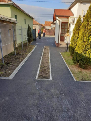 Családi háznál gépjármű felhajtó.