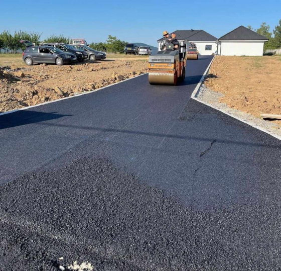 A végső simitások az aszfaltos behajtónál