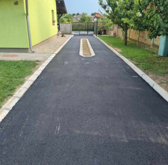 Családi ház előtti aszfaltozás.