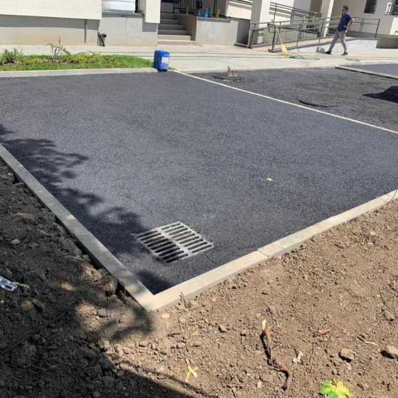 Kórház előtti parkoló kialkítása víznyelő rács elhelyezésével.