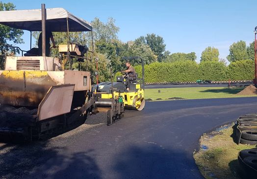 Finisheres bedolgozása az aszfaltnak 500 m2 felett