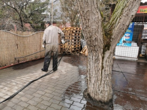 A térkőre aszfaltburkolat elhelyezése előtt bitumen emúlziós permetezés.