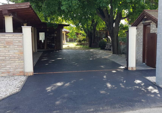 Személygépjármű behajtó elkészítése aszfaltból.