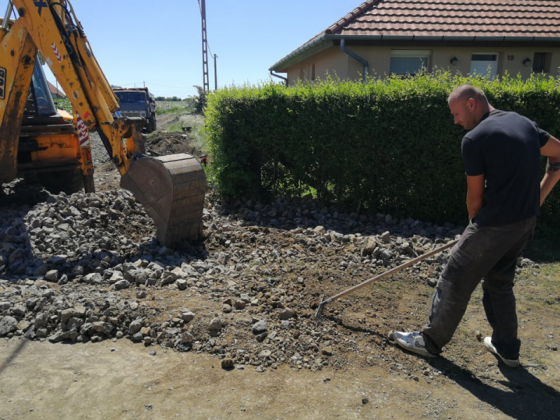 Darált beton alapréteg képzése gépi-kézi erővel.