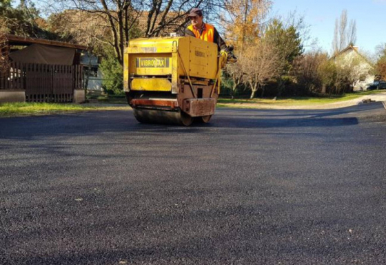 Vibromax tömörítő eszközünkel való tömörítés.