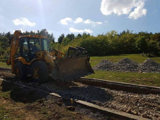 JCB földmunkagép előmunkálatokat végez