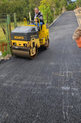 Nehezen felhajtható út aszfaltozása .