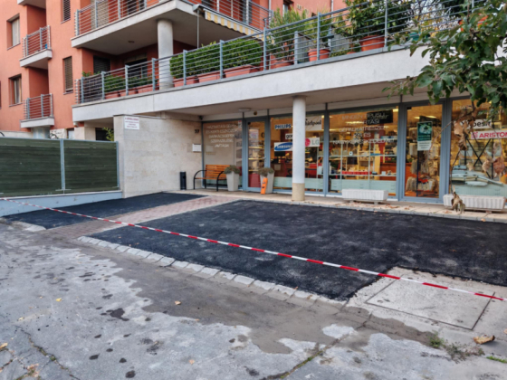 Budapesten több üzlet előtti gépjármű parkoló elkészítése.