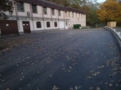 Szálloda előtti rész aszfaltozása.