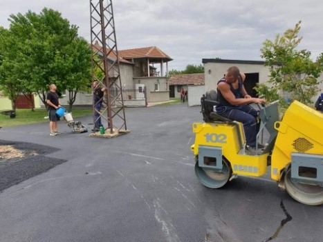 Ipari terület előtti aszfaltozás