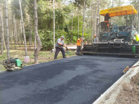 Finisheres technológiával való bedolgozása az aszfaltnak megfelelő brigáddal