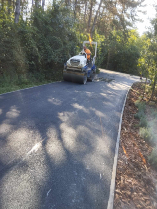 Autóbejáró készítése megfelelő tömörítéssel 3,5 tonnás hengerrel.
